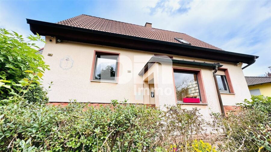 Helle Dreizimmerwohnung mit Terrasse + Stellplatz in saniertem Zweifamilienhaus - Frontansicht